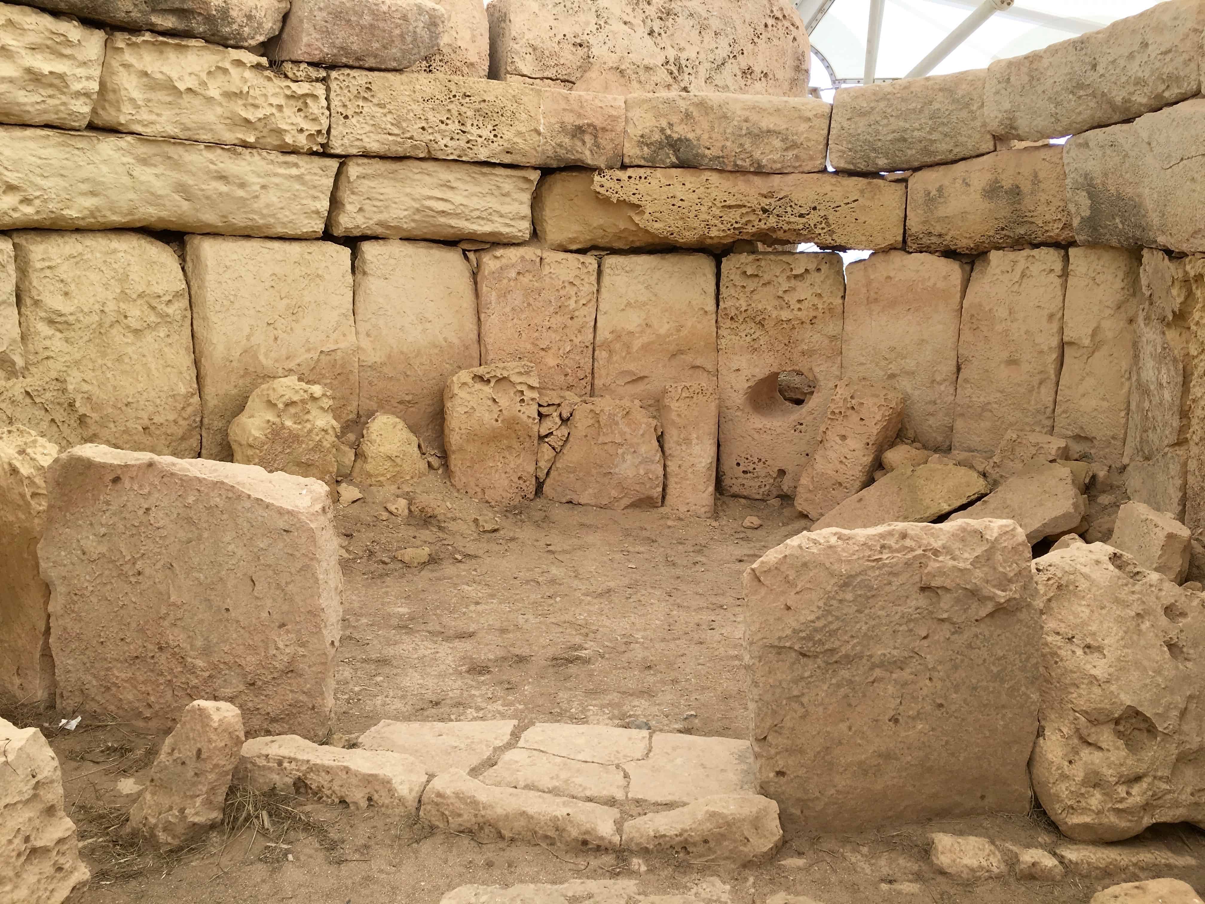 Hagar Qim, Malta: Temple apse with an 'oracle hole'.