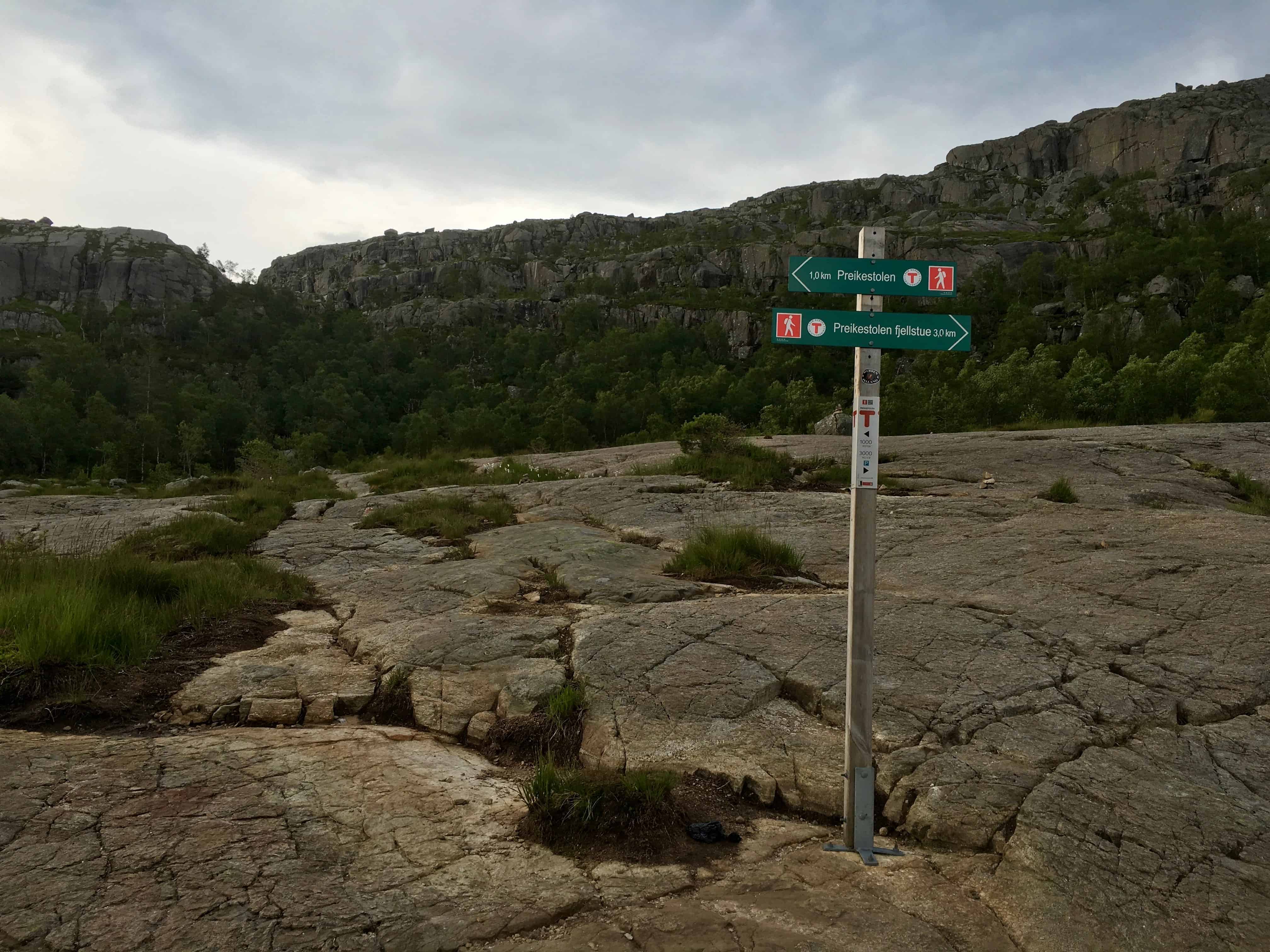 signs-show-the-way-to-pulpit-rock
