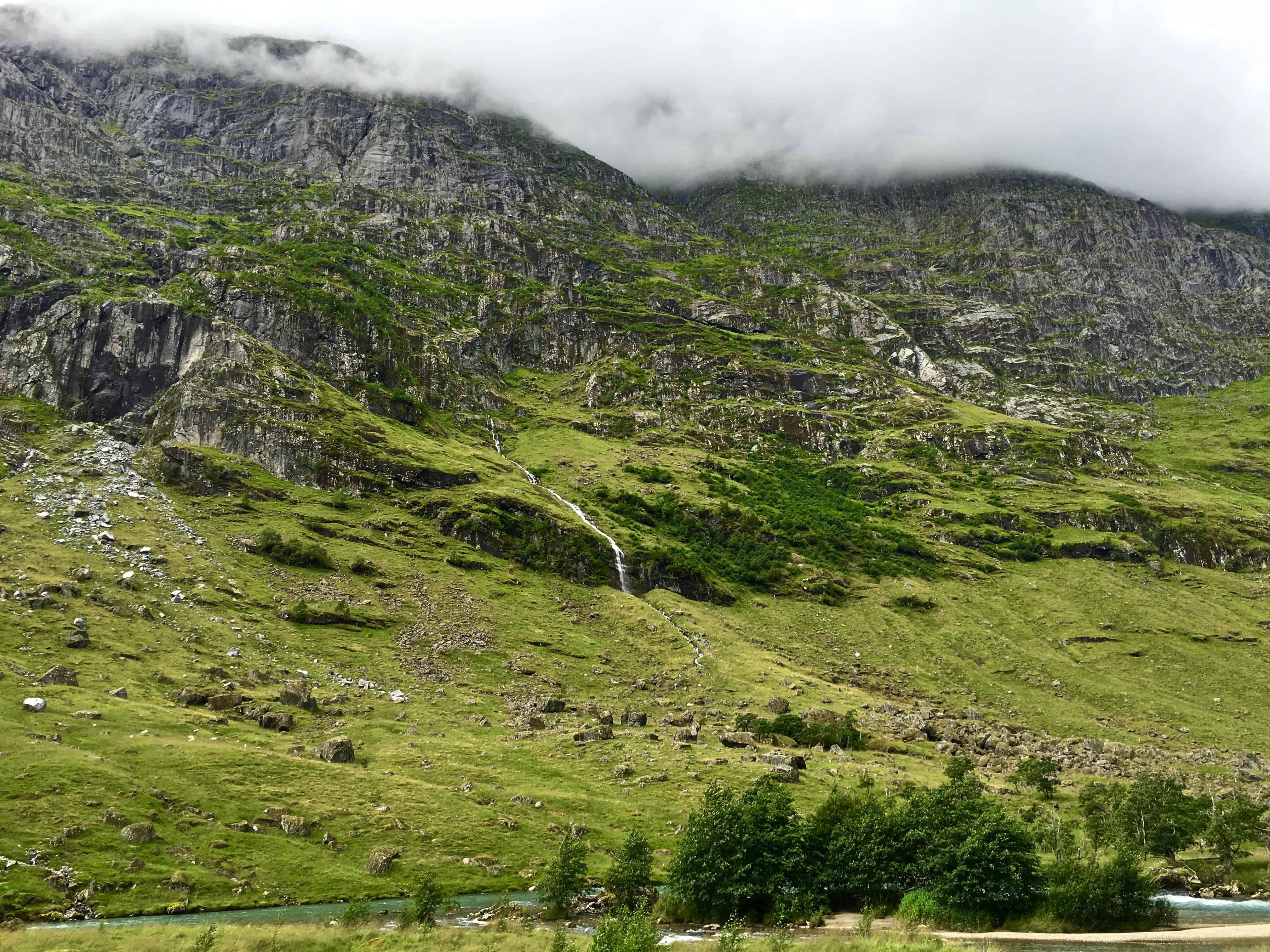 mountains-and-waterfalls-geiranger