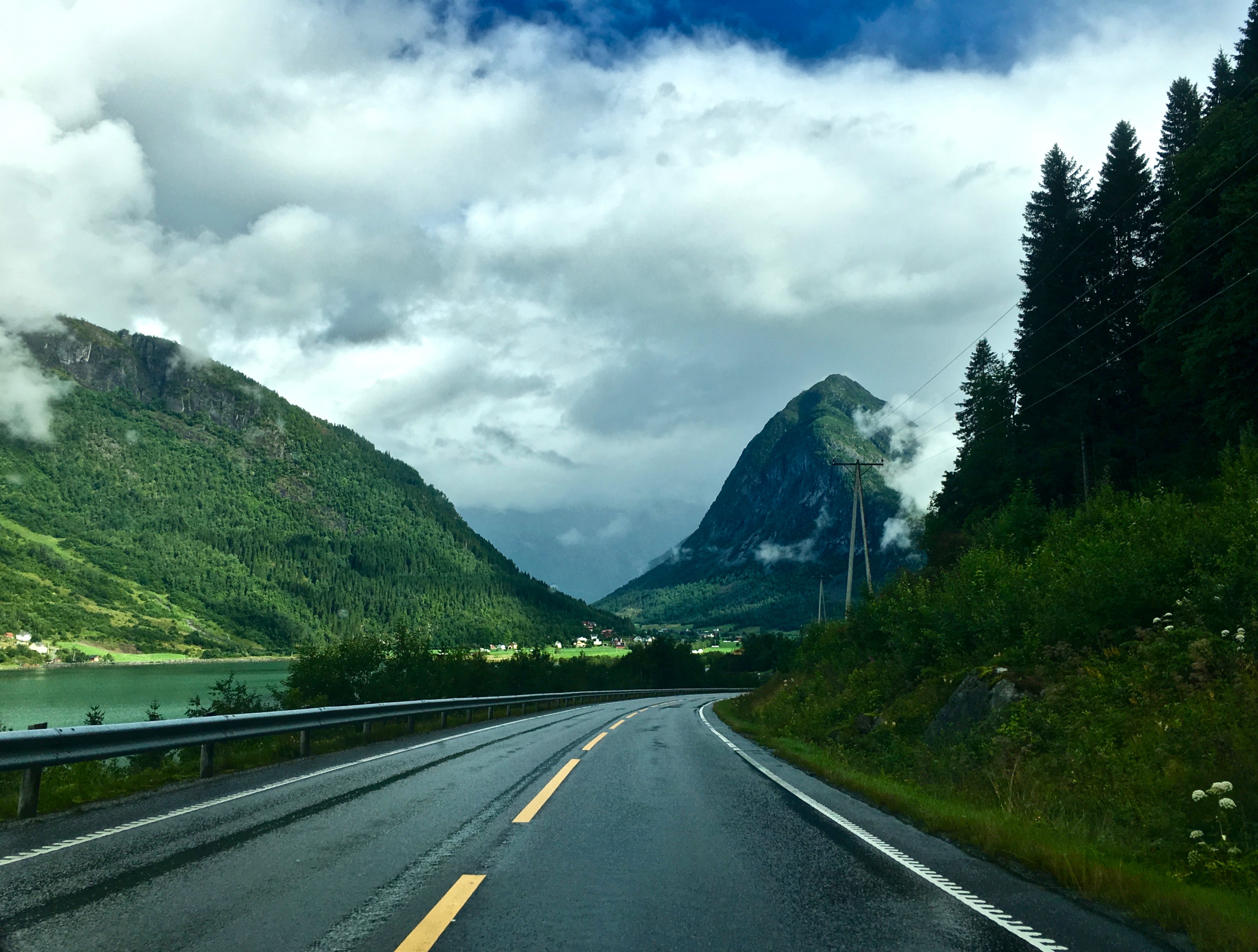 Mountain-views-on-road-from-sogndal-to-geiranger-in-norway