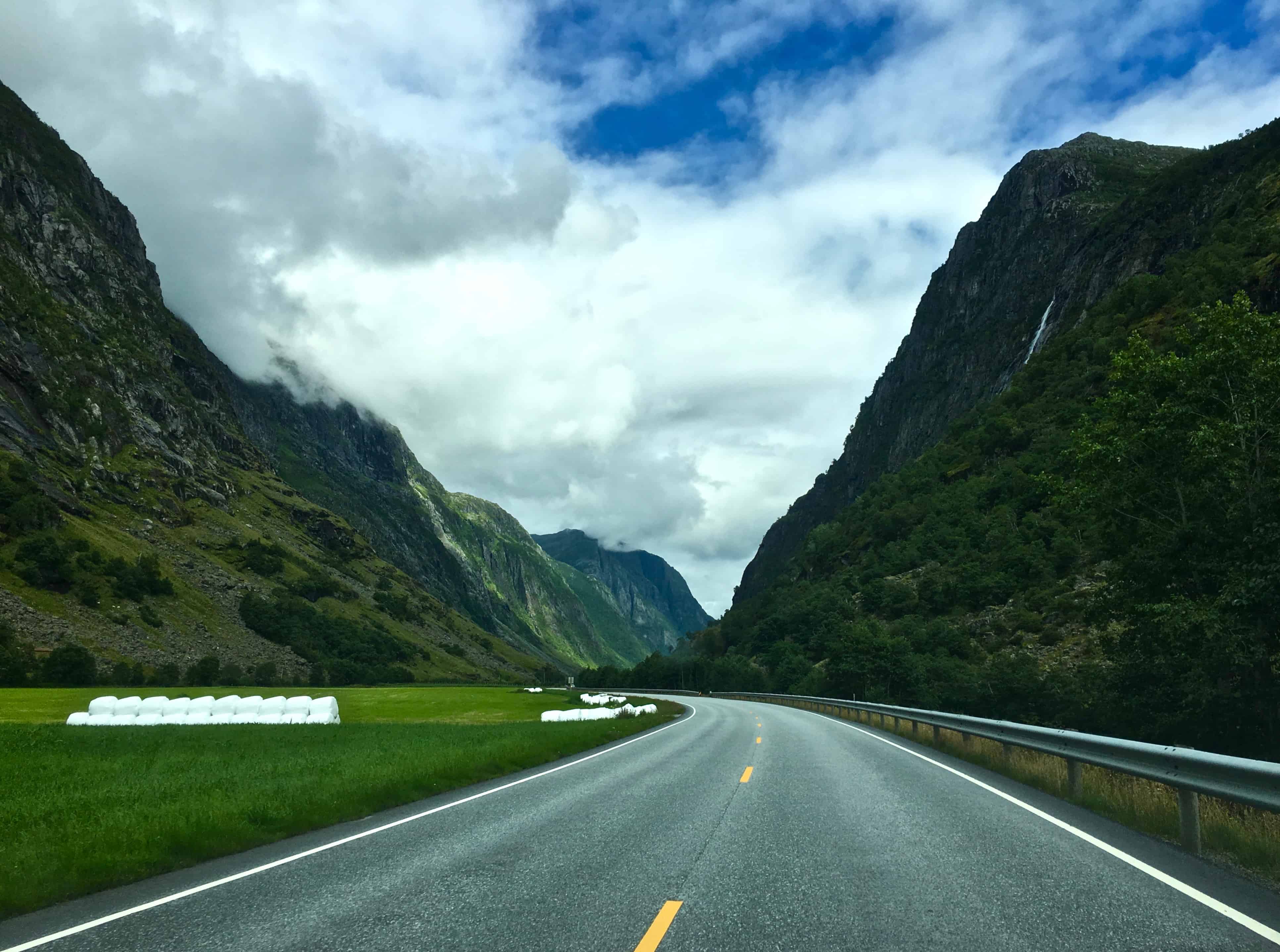 valley-and-mountain-views-norway