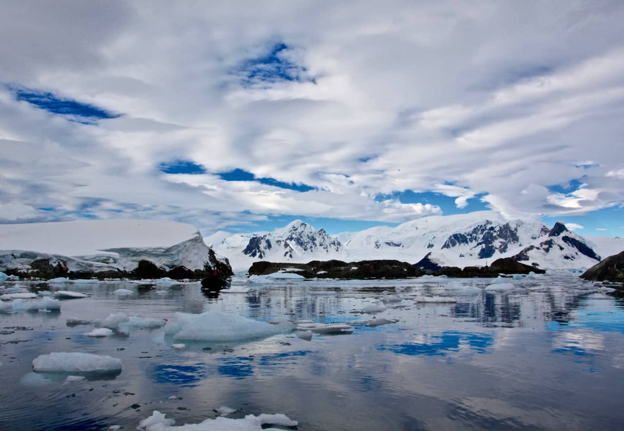 In many photos of Antarctica, the sea and sky become one.