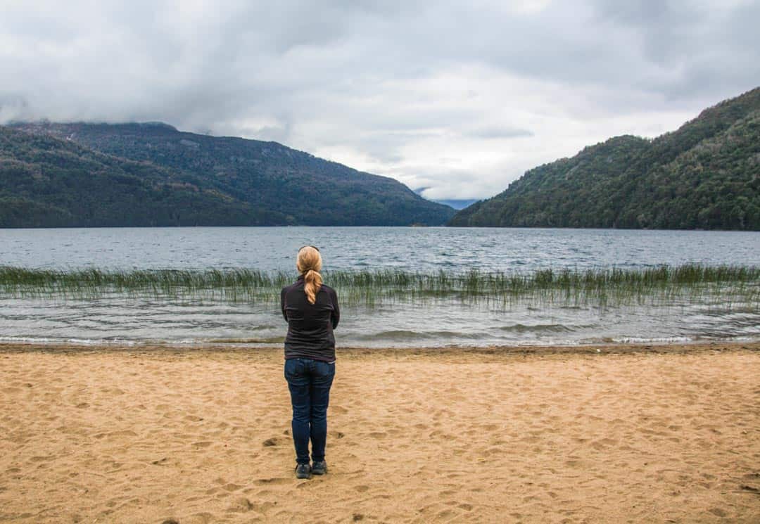 The sandy beach of Lake Falkner on the Ruta 7 Lagos.