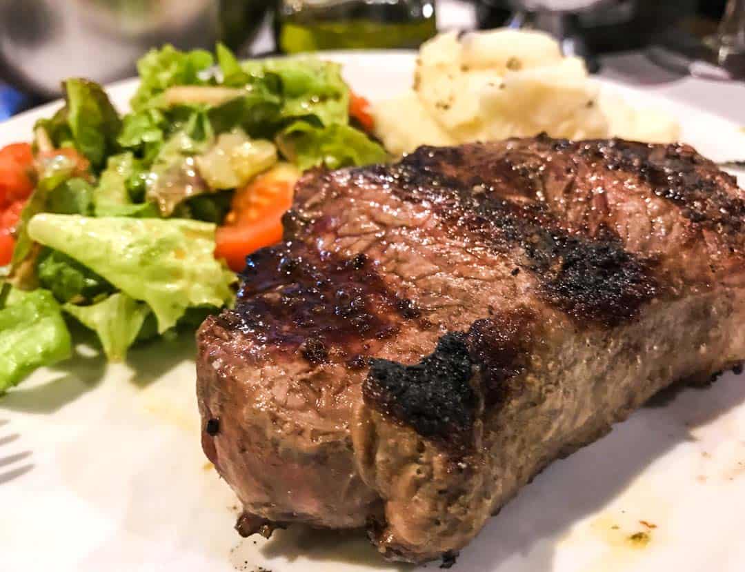 A slightly charred, but perfectly cooked steak with salad – a culinary essential on any Bariloche trip.