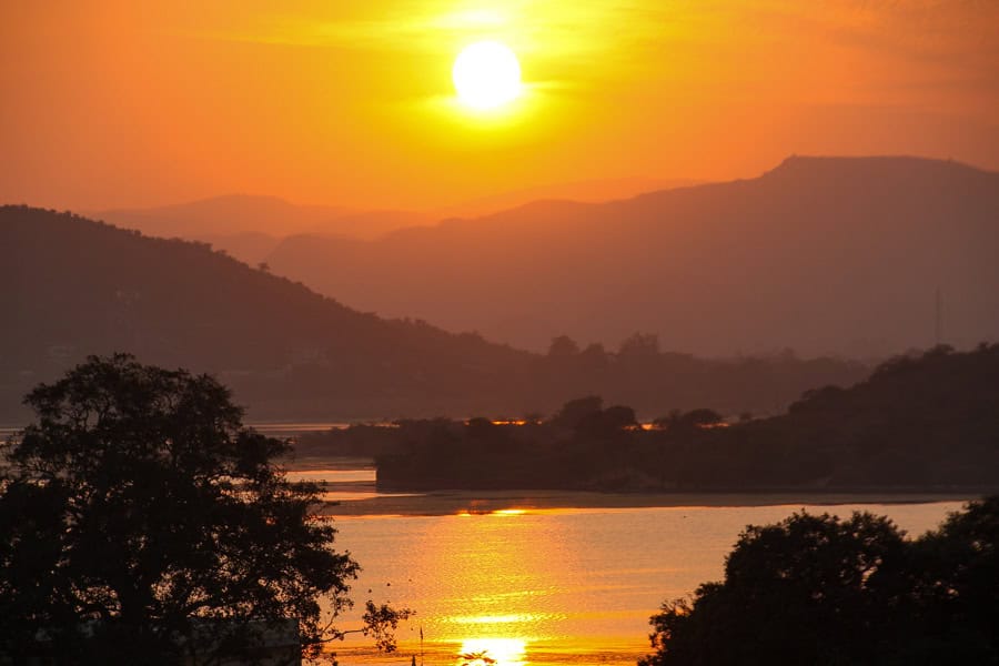 A sublime sunset over Lake Pichola in Udaipur, one of the reasons it’s one of our favourite places to visit in Rajasthan.