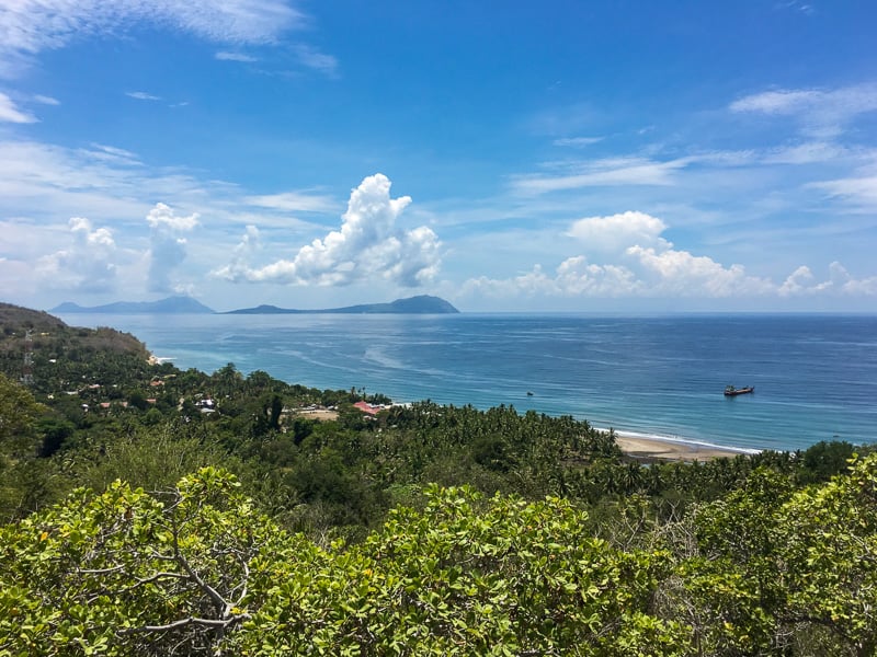 Sunny days and a beautiful coastline accompany us on our Flores tour