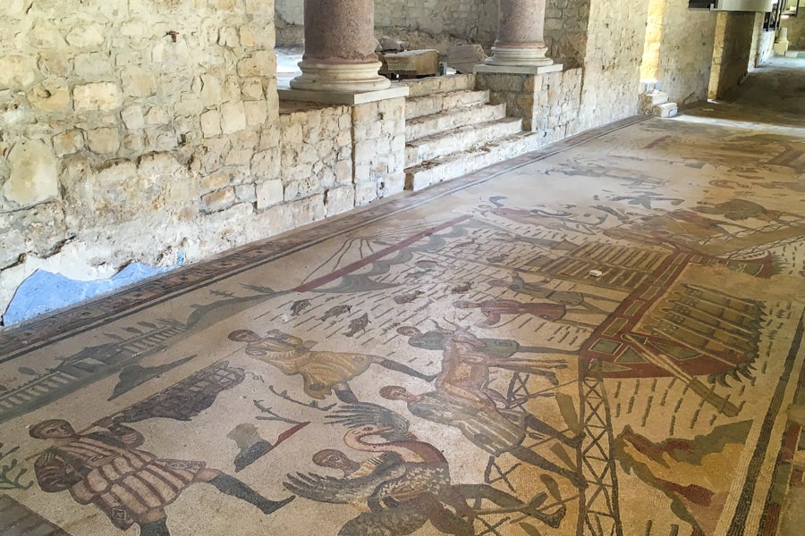 2 weeks in Sicily – An intricate mosaic of men loading a bird and a deer onto a boat decorates the floor of the Big Hunt hall at Villa Romana del Casale.