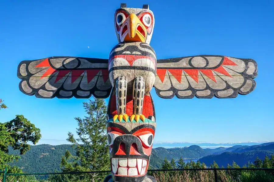 A totem colourful stands guard of the Malahat summit viewpoint during our Vancouver Island road trip.